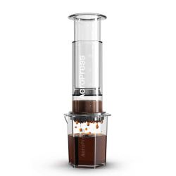 AeroPress XL Clear z boku, vidět píst a válec AeroPress XL Clear z boku, vidět píst a válec