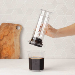 Karafa přibalená k AeroPress XL Clear zepředu Karafa přibalená k AeroPress XL Clear zepředu