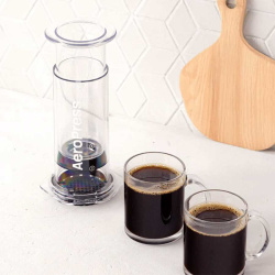 AeroPress XL Clear při přípravě kávy na hrnku AeroPress XL Clear při přípravě kávy na hrnku