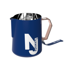 Konvička na mléko Brewista Nasty Jug od Irvinea Queka, celkový pohled