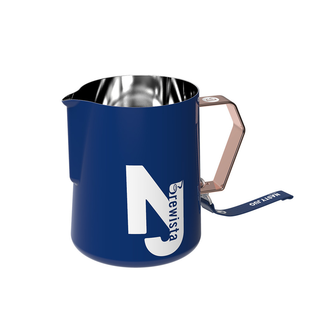 Konvička na mléko Brewista Nasty Jug od Irvinea Queka, celkový pohled
