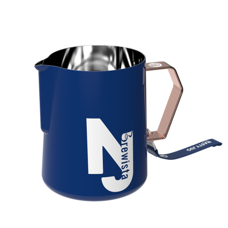 Konvička na mléko Brewista Nasty Jug od Irvinea Queka, celkový pohled