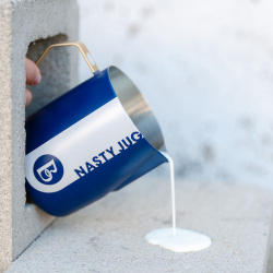 Konvička Nasty Jug při pohledu zešikma na stole