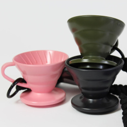 Kalíšek Hario Mini V60 s nalitým nápojem Kalíšek Hario Mini V60 s nalitým nápojem