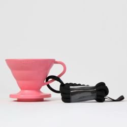 Do růžového šálku Mini V60 shora, vidět vnitřní stěny Do růžového šálku Mini V60 shora, vidět vnitřní stěny