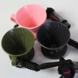 Růžový šálek Mini V60 s kávou k ochutnávce Růžový šálek Mini V60 s kávou k ochutnávce