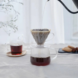 Dripper V60 01 z Tritanu při pohledu z boku s žebrováním Dripper V60 01 z Tritanu při pohledu z boku s žebrováním