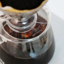 Do průhledného driperu V60 01 při pohledu shora Do průhledného driperu V60 01 při pohledu shora