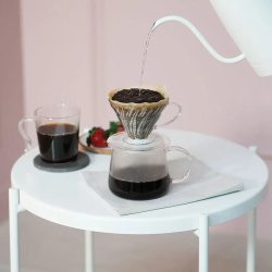 Dripper V60 01 z Tritanu usazený na hrnku Dripper V60 01 z Tritanu usazený na hrnku