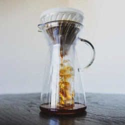 Hario V60 Ice-Coffee při pohledu z boku na sestavu