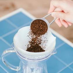 Přístroj Hario V60 na ledovou kávu zešikma