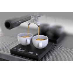 Baristická digitální váha při přípravě espressa se dvěmi espresso šálky
