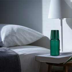 Karafa Night Carafe při pohledu z boku se sklenicí na hrdle Karafa Night Carafe při pohledu z boku se sklenicí na hrdle