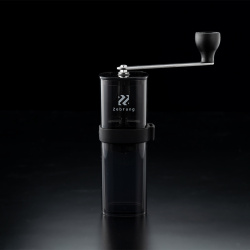 Klička a hřídel mlýnku Hario Zebrang zblízka