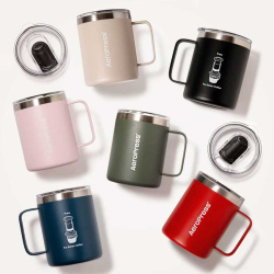 Víčko termohrnku AeroPress s otvorem k pití zblízka