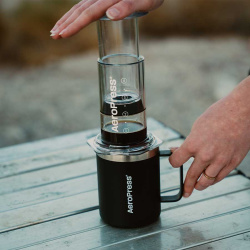 Boční pohled na hrnek AeroPress Travel 350 ml