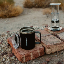 Dno cestovního hrnku AeroPress v detailu