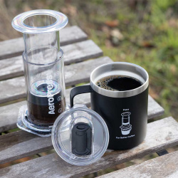 Hrnek AeroPress stojící v držáku do auta