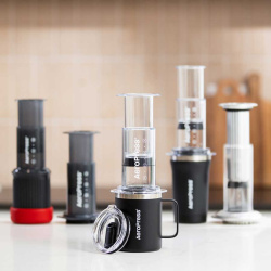 Hrnek AeroPress při pití kávy na cestách