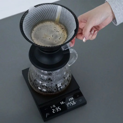 Dripper Hario V60 NEO při pohledu shora z pohledu, který ukazuje konstrukci
