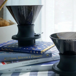 Dripper Hario V60 NEO položený na konvičce