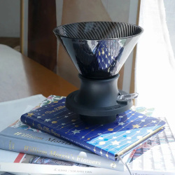 Papírový filtr vložený do dripperu Hario V60 NEO