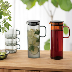 Boční pohled na karafu Hario Colors 800 ml