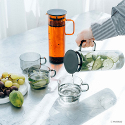Karafa Hario Colors naplněná cold brew kávou