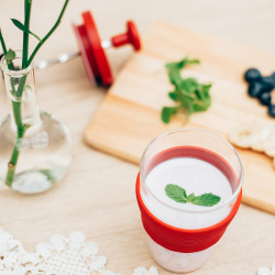 Ruční mixér Hario při přípravě smoothie s důrazem na zpracování