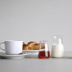 Hubička mlékovky Hario Conical Pitcher zblízka