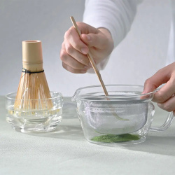 Metlička ze sady Hario Zen Matcha Set pro snadné rozpoznání dílu Metlička ze sady Hario Zen Matcha Set pro snadné rozpoznání dílu