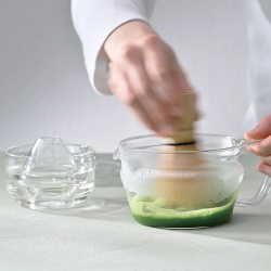Obsah sady Hario Zen Matcha rozložený vedle sebe Obsah sady Hario Zen Matcha rozložený vedle sebe
