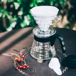 Černý dripper z kompletu Hario V60 02 zblízka