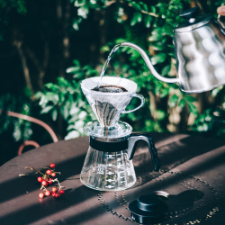 Boční pohled na černý komplet Hario V60 Set
