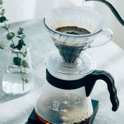 Dripper usazený na konvičce v sadě Hario V60