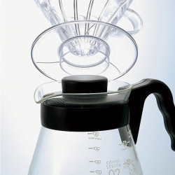 Komplet Hario V60 při překapávání kávy pro lepší představu o tvaru