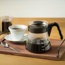 Obsah černého setu Hario V60 rozložený vedle sebe