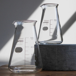 Stupnice na kádince Hario Conical Beaker zblízka