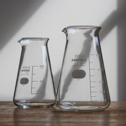 Kádinka Hario Conical Beaker při pohledu shora