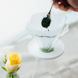 Sítko překapávače Hario Cha Cha Bouquet zblízka Sítko překapávače Hario Cha Cha Bouquet zblízka