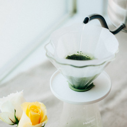 Boční pohled na překapávač Hario Cha Cha Bouquet Boční pohled na překapávač Hario Cha Cha Bouquet
