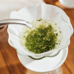 Hario Cha Cha Bouquet položený na šálku v detailním záběru Hario Cha Cha Bouquet položený na šálku v detailním záběru