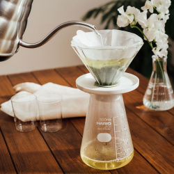 Víčko překapávače Hario Cha Cha Dripper z pohledu, který ukazuje konstrukci Víčko překapávače Hario Cha Cha Dripper z pohledu, který ukazuje konstrukci