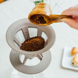 Hranatý tvar dripperu Hario Cafeor BATON zblízka Hranatý tvar dripperu Hario Cafeor BATON zblízka