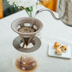 Dripper Hario Cafeor BATON 02 při pohledu shora Dripper Hario Cafeor BATON 02 při pohledu shora