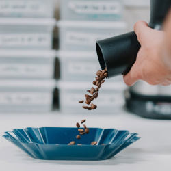 Cuppingová miska Rhinowares zblízka v detailním záběru Cuppingová miska Rhinowares zblízka v detailním záběru