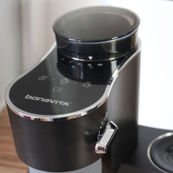 Boční pohled na kávovar Bonavita Voyager Mini