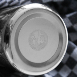 Boční pohled na nerezovou posypku Rhinowares Boční pohled na nerezovou posypku Rhinowares