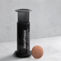 Filtr AeroPress Gold Tone XL při pohledu shora Filtr AeroPress Gold Tone XL při pohledu shora