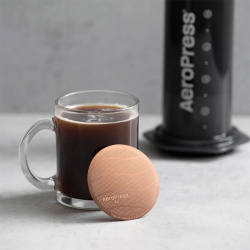 Filtr AeroPress Gold Tone XL nasazený ve víčku Filtr AeroPress Gold Tone XL nasazený ve víčku